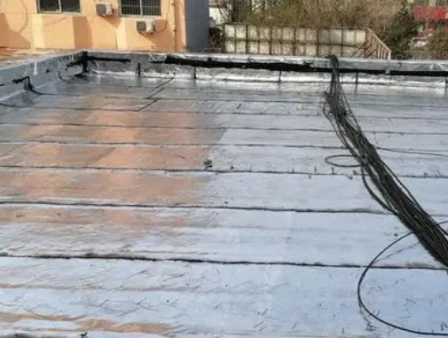 东区卫生间漏水维修公司分享下东区屋面楼顶防水刚性防水层施工要点。